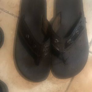 Black flip flops men’s